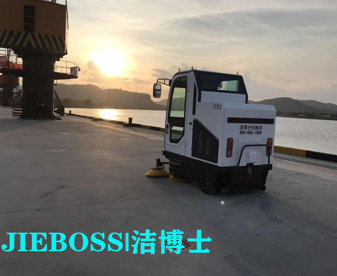 鄂爾多斯烏蘭煤碳集團---全封閉掃地車 鄂爾多斯烏蘭煤碳集團---全封閉掃地車